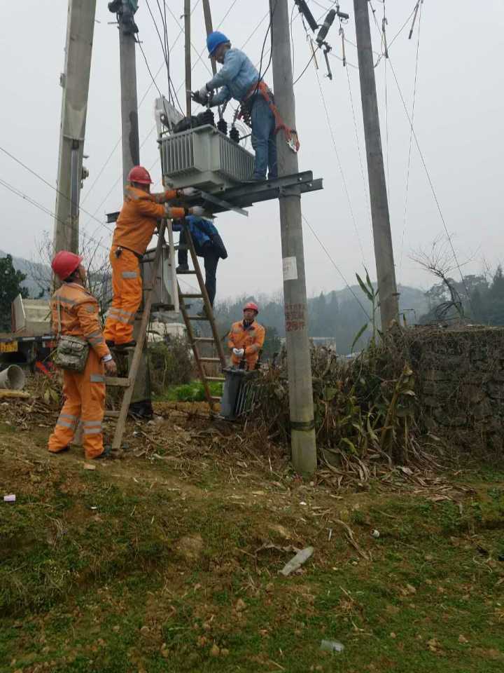 守護(hù)燈火，電力人在行動(dòng)——松桃供電局一線員工春節(jié)保電側(cè)記