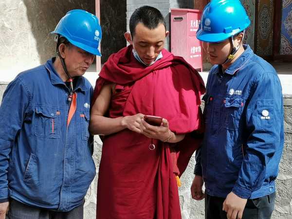 國網青海黃化化隆縣供電公司“流動營業(yè)廳” 走家串戶送服務