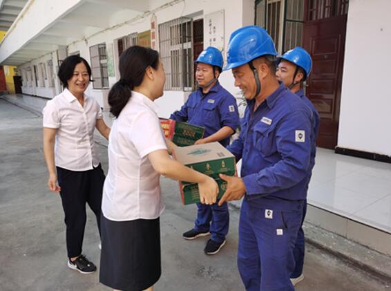 陜西地電城固分公司開展關(guān)愛職工“送清涼”活動