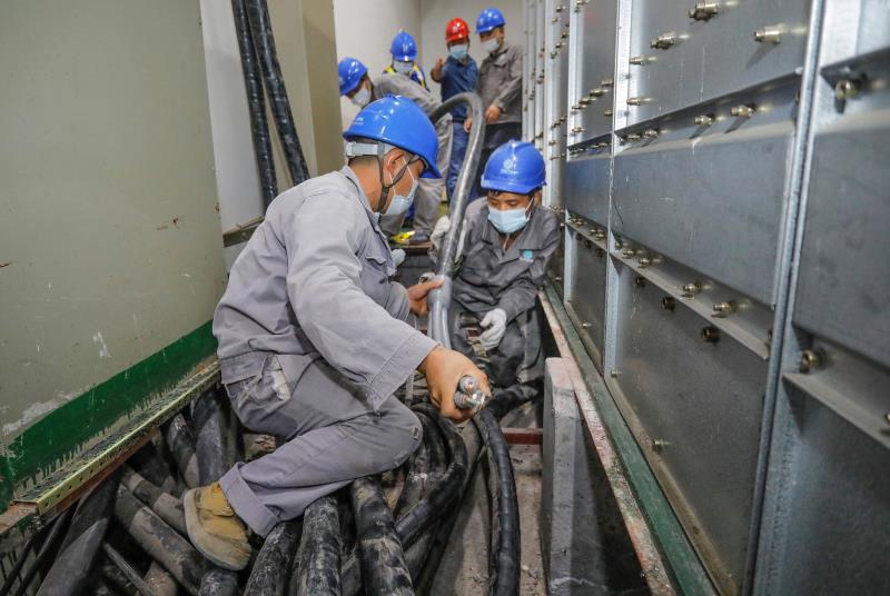 與時(shí)間賽跑，為生命加速 電力員工星夜鏖戰(zhàn)為醫(yī)院用電“增容”