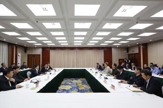 錢智民與保定市委書記黨曉龍、市長郭建英進行座談交流