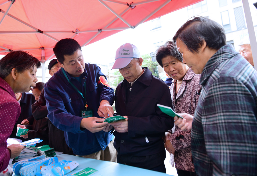 國網慈溪市供電公司紅船共產黨員服務隊走村入戶開展冬季安全用電宣傳