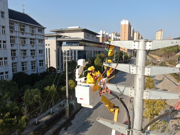 國(guó)網(wǎng)樂安縣供電公司開展帶電作業(yè)保電網(wǎng)迎峰度冬