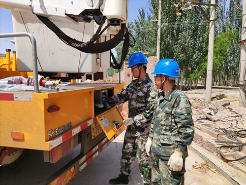 烏海電業(yè)局配電帶電作業(yè)處強(qiáng)化現(xiàn)場培訓(xùn) 提升員工技能