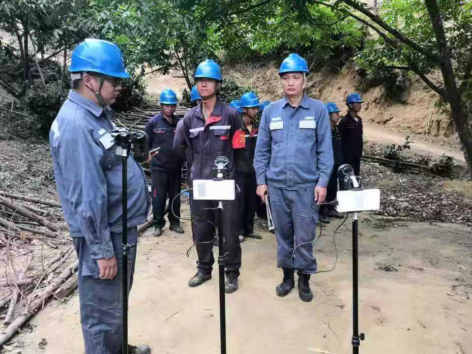 臨滄云縣供電局配電管理三所開展隱患整改，切實(shí)保障用戶用電安全