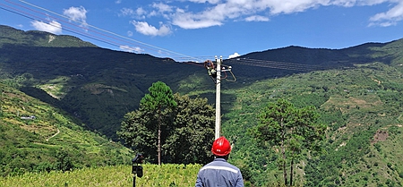 鳳慶供電局新華供電所供電火力全開，助力當地烤煙產業(yè) 穩(wěn)定發(fā)展