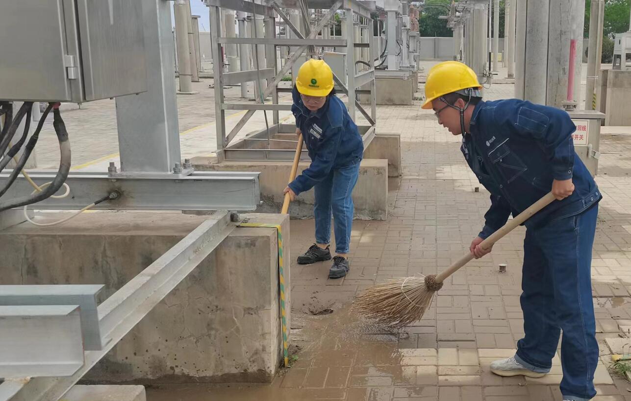 戈壁有雨，阿電人全力出擊保供電