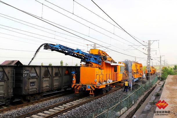 國家能源集團鐵路裝備完成準(zhǔn)池鐵路線路機械清篩作業(yè)任務(wù)