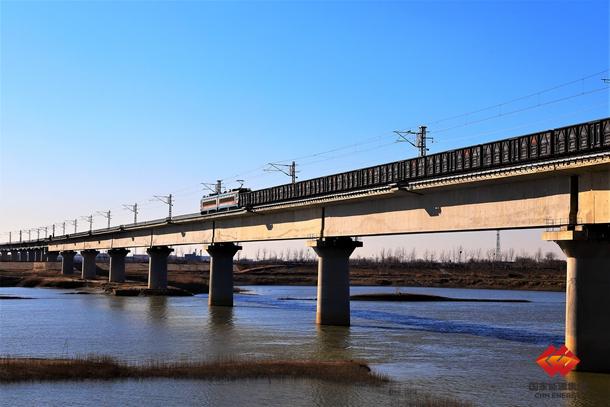 國家能源集團(tuán)黃大鐵路單日煤炭運(yùn)量創(chuàng)歷史新高