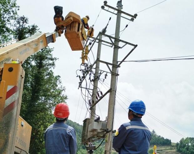 云南羅平供電局節(jié)假日里的電力“特種兵”