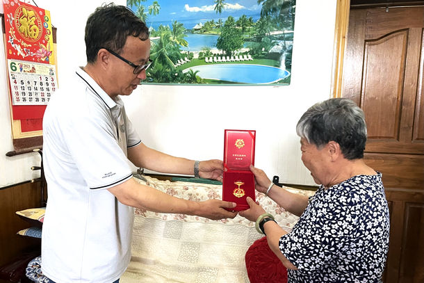 國(guó)能開遠(yuǎn)公司開展“光榮在黨50年”紀(jì)念章頒發(fā)暨 “七一”走訪慰問(wèn)活動(dòng)