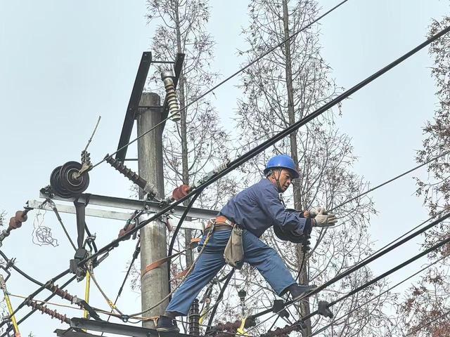 國網郫都供電公司：加強線路升級改造，守護群眾溫暖度冬