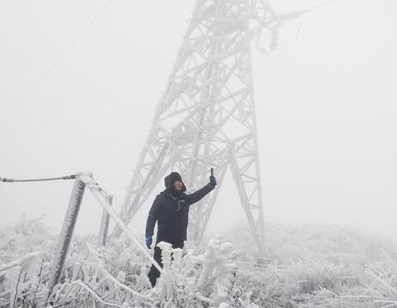 湖南電網(wǎng)2024年首次輸電線路直流融冰作業(yè)順利實施