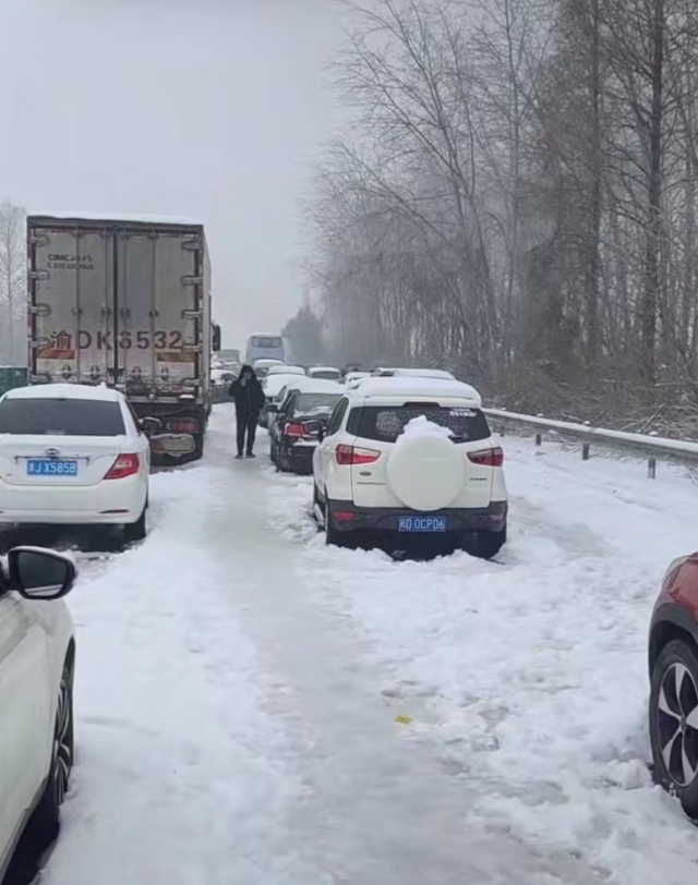 湖北凍雨暴雪導(dǎo)致高速公路堵塞，電動(dòng)汽車(chē)再現(xiàn)“趴窩”