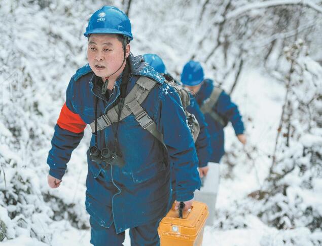 【國網(wǎng)楷?！恐芗t亮：巡行秦嶺深處 守護線路安全