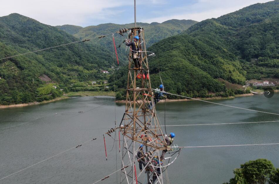 國網余姚市供電公司桿塔遷改全面提升山區(qū)供電可靠性