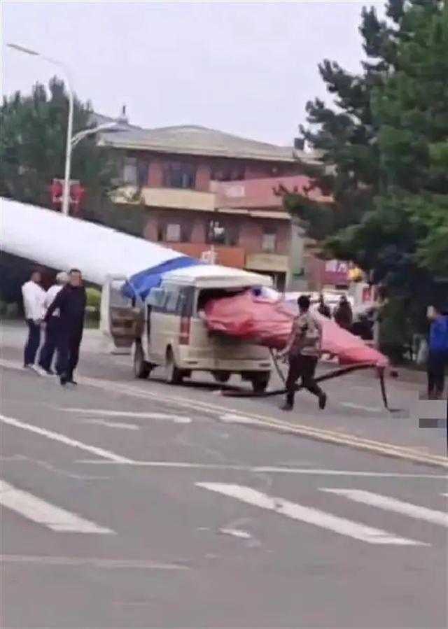 黑龍江一面包車被風(fēng)電機(jī)葉片刺穿，知情人：車上載有7人