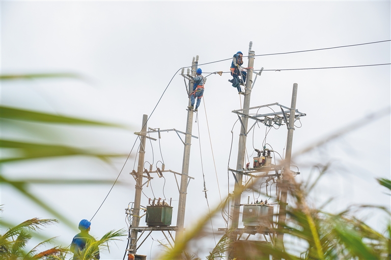 保亭、三亞等多個(gè)市縣供電隊(duì)伍全力支援文昌搶修復(fù)電