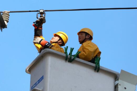 國(guó)網(wǎng)福安市供電公司：帶電安裝驗(yàn)電環(huán)  助力“迎峰渡冬”